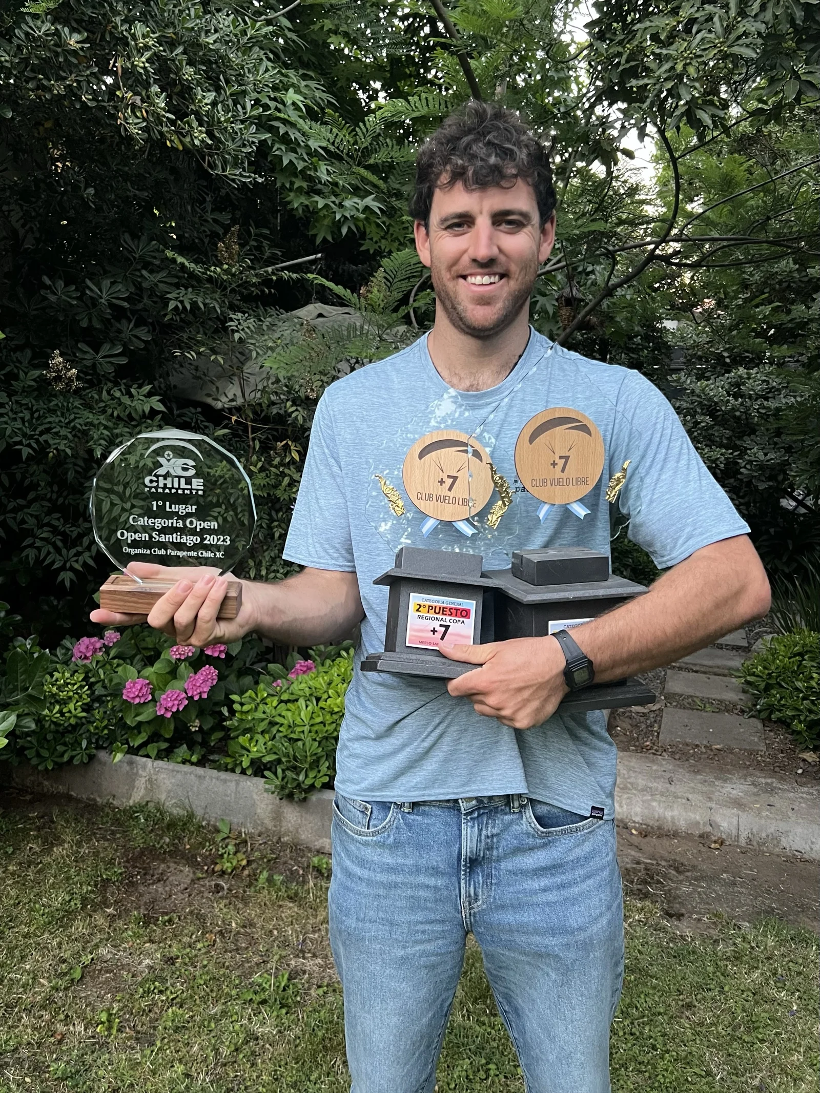 Cristóbal Tito de Para Vida con trofeos de parakite