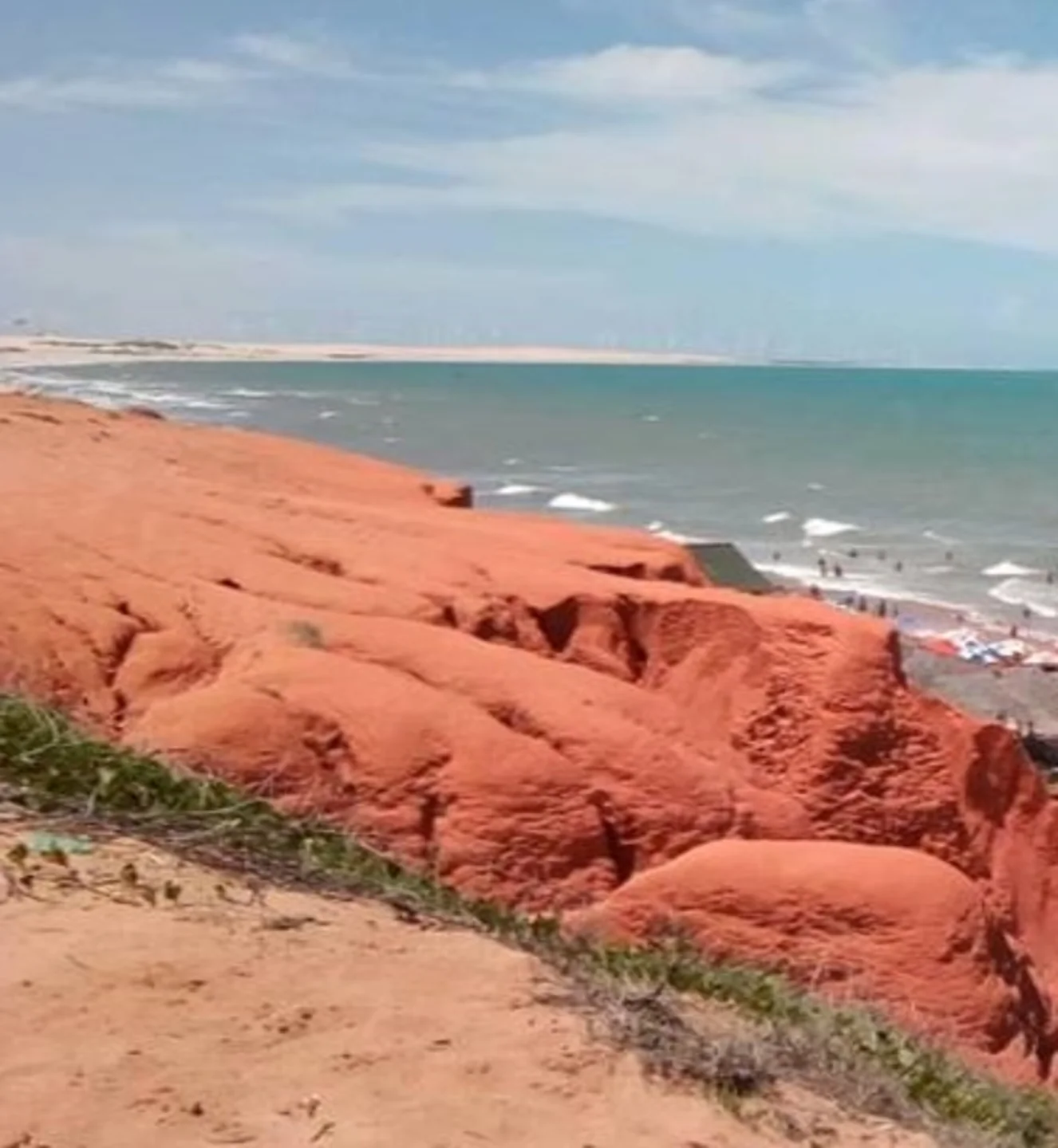 Falésias y playa de Canoa Quebrada en Ceará Brasil