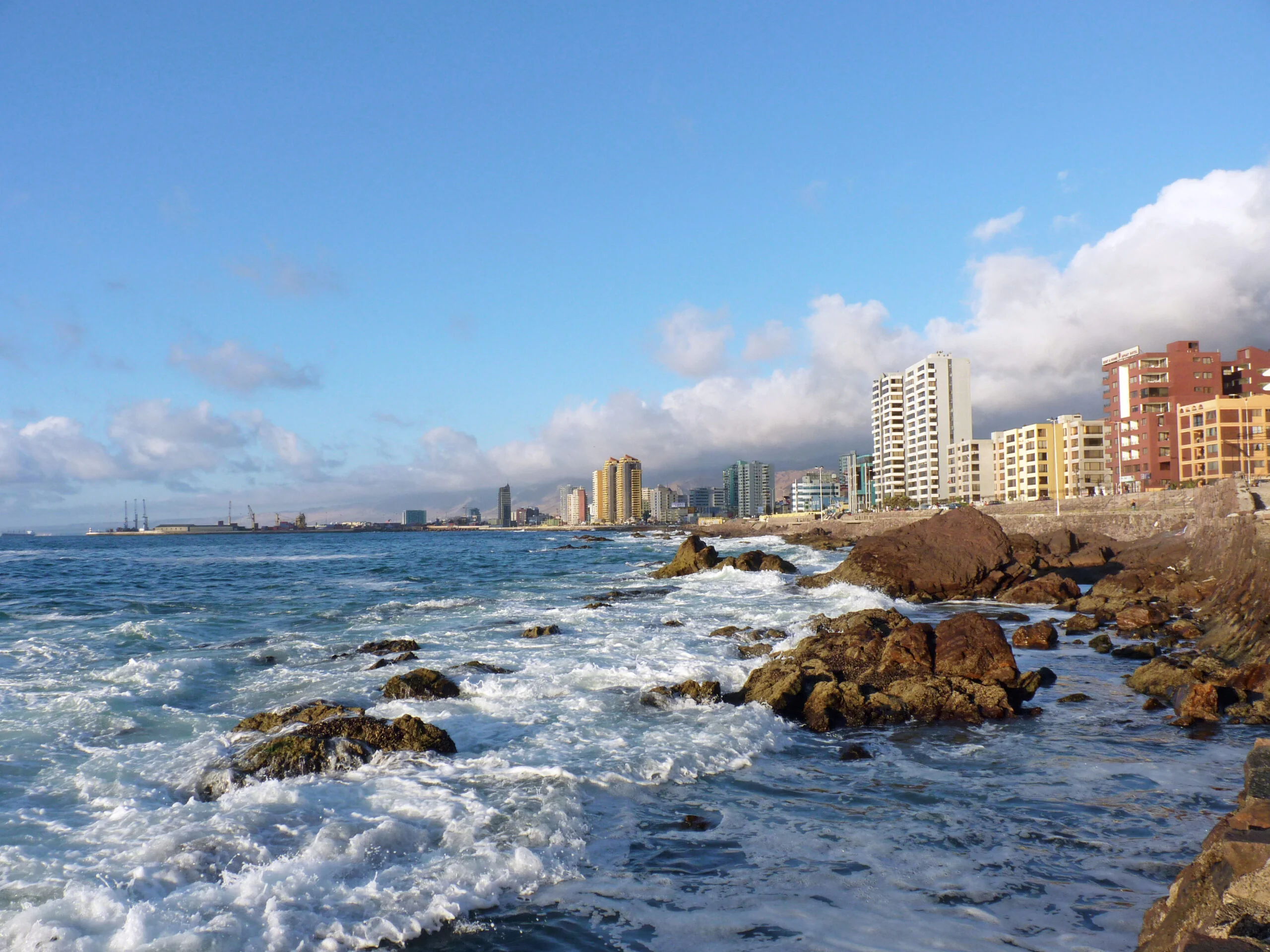 Costa desértica de Antofagasta frente al océano Pacífico